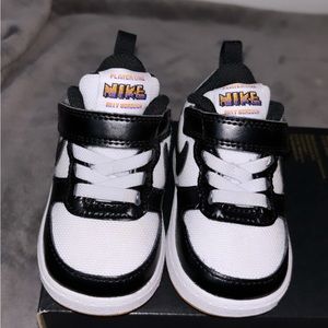 Selling NIKE toddlers sneakers size 4C brand new